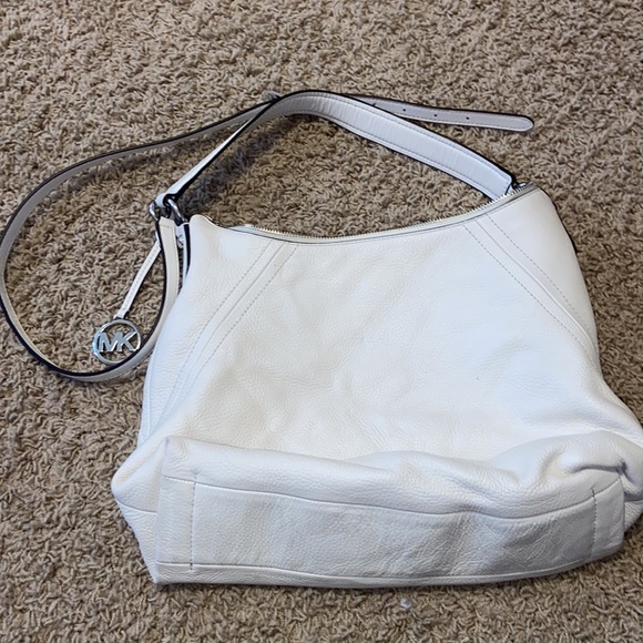 Im selling this Michael Kors purse. It’s white with silver accents! Two straps! - Picture 3 of 7